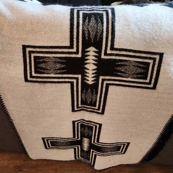 OLD NAVY BLACK / WHITE REVERSIBLE CROSS / TRIANGLE PONCHO - Picture 3 of 6